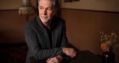 Netflix stock sinks after streamer reiterates guidance, says Reed Hastings to exit board