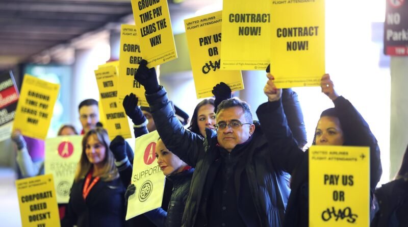 United Airlines, flight attendants reach labor deal for first raises since pandemic