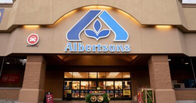 Albertsons stock plunges as it says weaker grocery spending will cut into sales and earnings