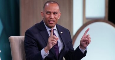 Democratic House leader Jeffries meets with Jared Kushner as midterms loom