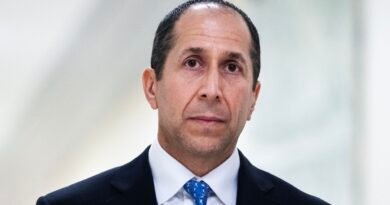 Federal prosecutors probe Jeffrey Epstein estate executors, WSJ reports