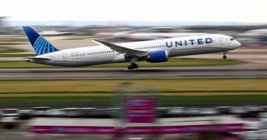 United Airlines slashes 2026 profit outlook on fuel prices, but travelers keep booking